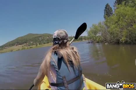 Сисястая спутница устроила с парнем секс в палатке 3