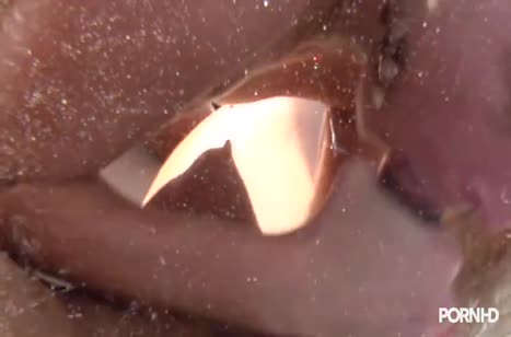 Блондинка старательно насасывает член и раздвигает ноги