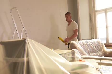 Блондинка милфа отплатила мужику за ремонт своей киской 1